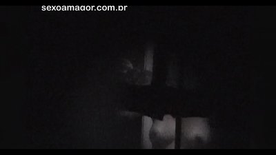 Блонди ба таври махфӣ аз ҷониби як сайёҳи ҳамсоя, ки паси хиштҳои холӣ пинҳон шудааст, сабт мешавад